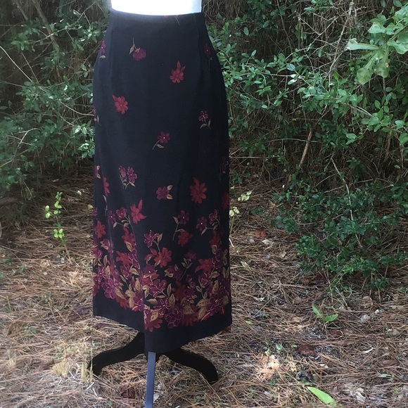 Briggs Slim Skirt Black with Pretty Flowers.  16P - Picture 1 of 2